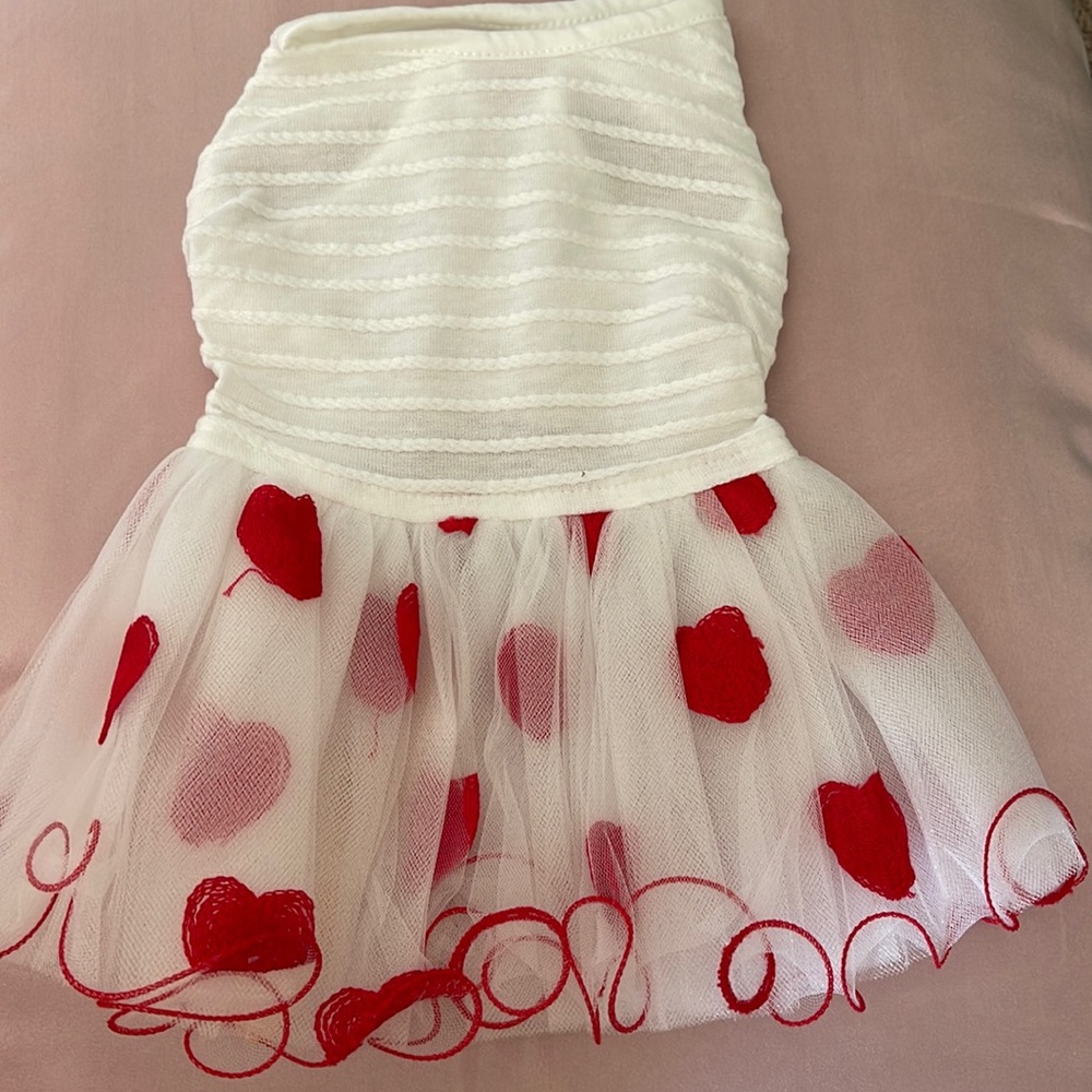 Beautiful dress for pet size medium it’s new with tag